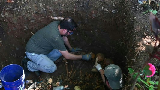 Desentierran restos de masacrados durante la guerra civil salvadoreña