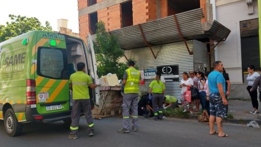 Esperaba para cruzar la calle y la golpeó un tirante de una obra en construcción: internada, en coma