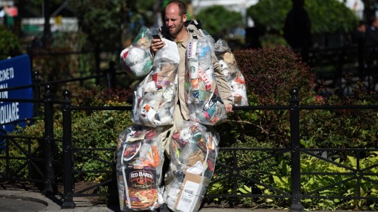 La vida del "hombre-basura": nunca paga por comida, usa hojas como papel higiénico y dona lo que gana