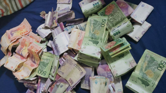 Un periodista encontró casi medio millón de pesos en un maletín y lo devolvió