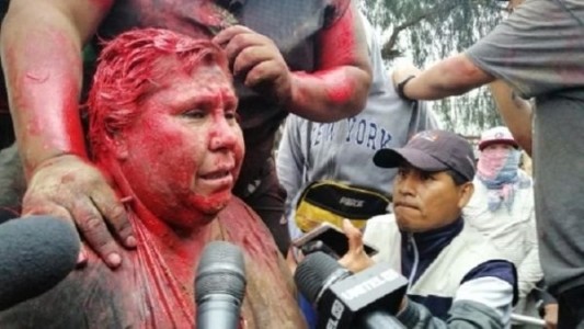 Alcaldesa humillada en Bolivia: le tiraron pintura y le cortaron el pelo