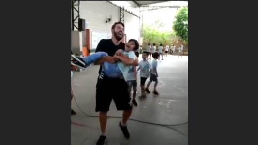 El nene estaba en silla de ruedas y su profesor lo ayudó a saltar la cuerda