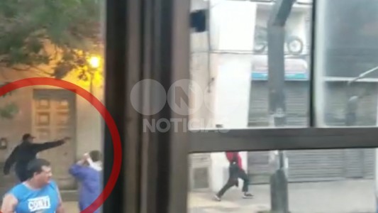 Video impactante: enfrentamiento a tiros en el centro de Salta