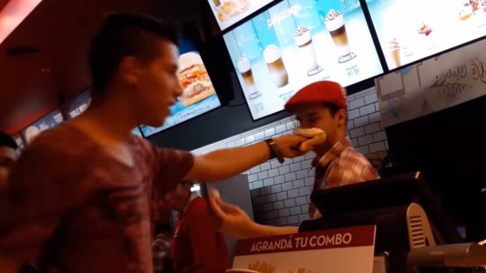 Escándalo por un youtuber quilmeño que hace bromas pesadas a empleados de un shopping