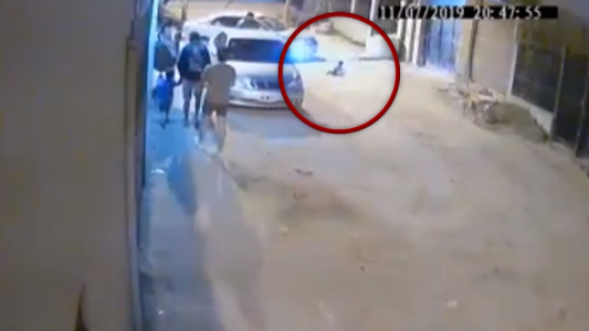 Un auto le pasó por arriba a un nene y se salvó