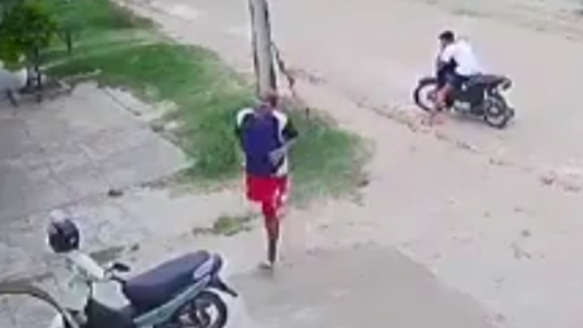 Intentó robar una moto saltando con una sola pierna