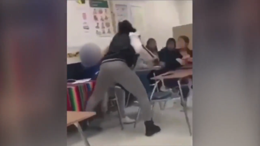 Graban a docente golpeando brutalmente a una alumna dentro del aula