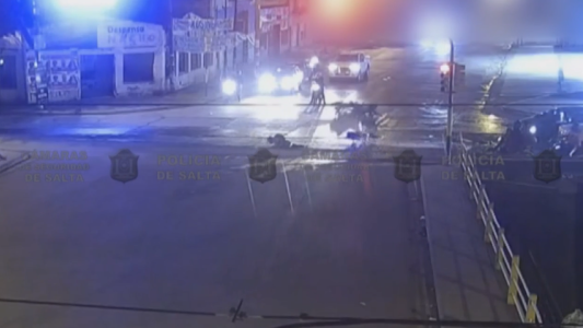 Motociclista cruzó en rojo e impactó violentamente con otra moto