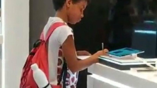 Un nene entró a negocio, pidió prestada una tablet para hacer la tarea y se volvió viral