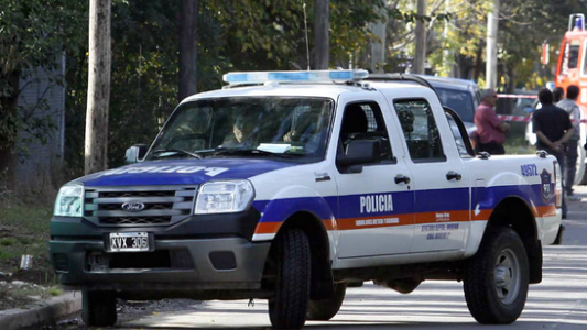 VIDEO: Un conductor golpeó ferozmente a un policía que lo detuvo en un control de rutina