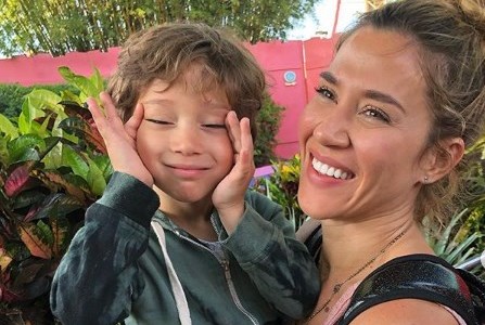 Video: Jimena Barón se puso a buscar hombres junto a su hijo Momo y la criticaron en las redes sociales