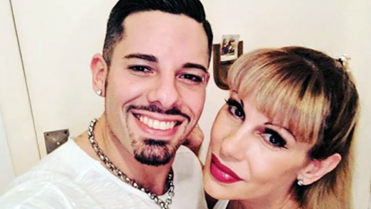 Para despejar los rumores de infidelidad, Mónica Farro publicó una foto de su marido en la cama