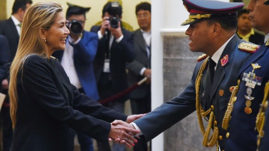 Bolivia: Áñez nombra nueva cúpula militar y niega que haya un golpe