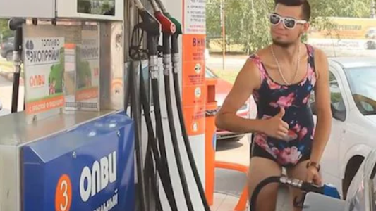 La estación de servicio que ofrecía nafta gratis a los que iban de bikini y tacos altos