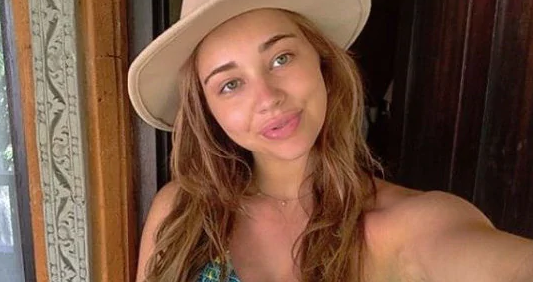 Una modelo de 23 años se enteró que estaba embarazada cuando dio a luz en el baño