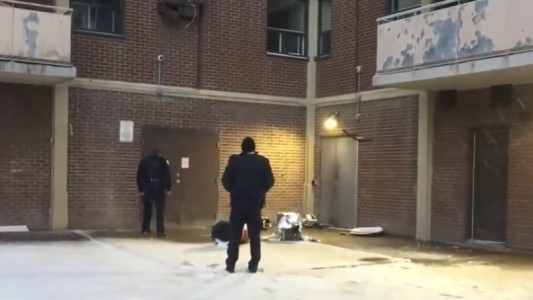 Un aire acondicionado cayó desde un octavo piso y aplastó a una nena en un cochecito