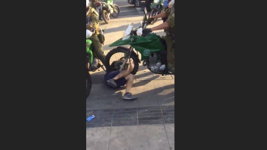 Carabineros en moto atropellan a un joven de manera intencional