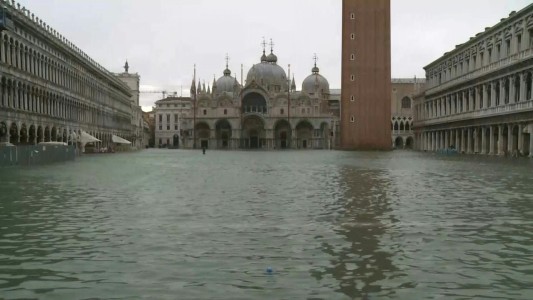 Cierran la plaza de San Marcos de Venecia por una nueva inundación