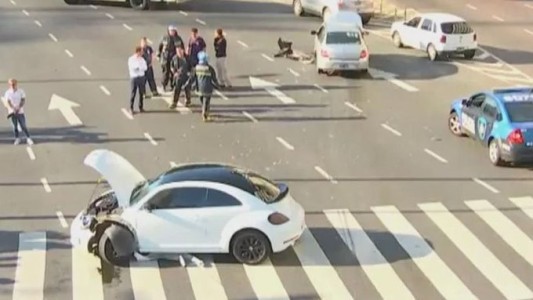 Un futbolista se metió a contra mano por el Obelisco y chocó a un auto
