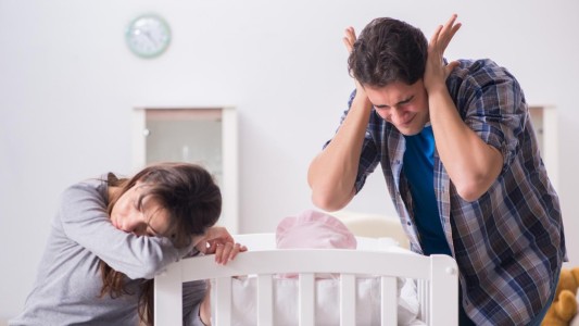 Los padres pierden entre 400 y 750 horas de sueño durante el primer año de vida de sus hijos