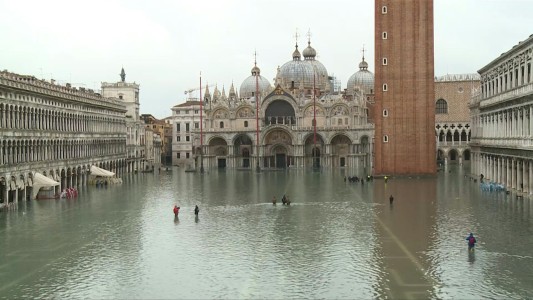 Venecia hace frente a las inundaciones, mientras hay alerta en Florencia y Pisa