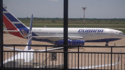 Médicos cubanos dejan Bolivia por la crisis