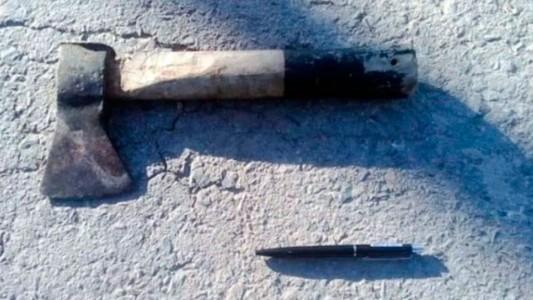 Atacó a su ex novia con un hacha y le cortó parte de la oreja: está detenido