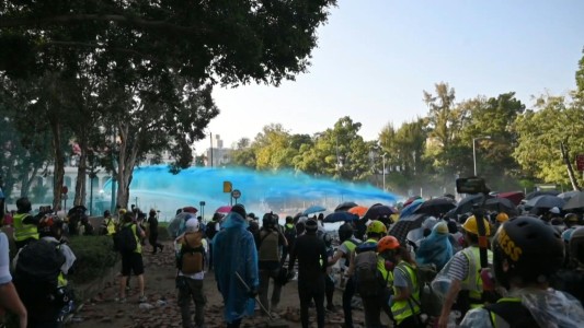 Un policía fue herido por una flecha en nuevos disturbios en Hong Kong