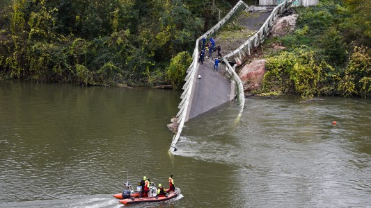 Dos muertos al hundirse un puente colgante en Francia