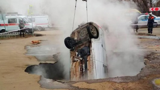 Video: se abrió el asfalto, un auto cayó al pozo con agua hirviendo y murieron dos personas