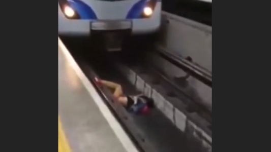 Un hombre se desmayó y cayó a las vías cuando llegaba el subte