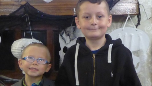 EL nene que se rapó para acompañar a su amigo que sufre cáncer