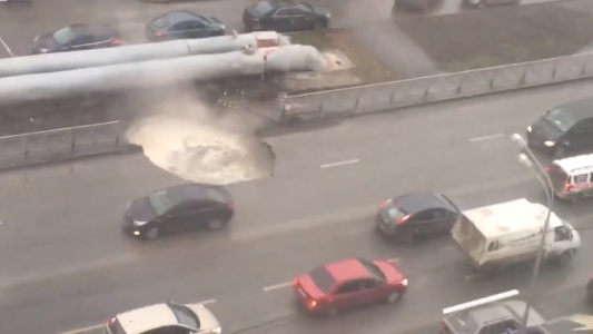 Insólito: se abrió un pozo en una avenida por una pérdida de agua caliente