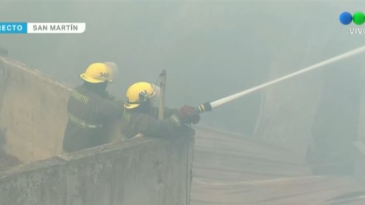 Se incendia una fábrica de artículos de limpieza en San Martín