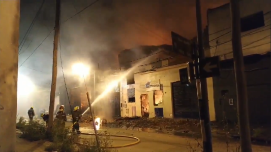 Así comenzó el voraz incendio en un depósito de San Martín