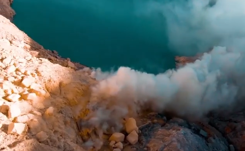 Las impactantes imágenes del cráter de un volcán desde un drone