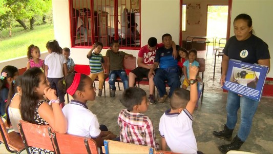 El drama de los niños que crecen en campos minados en Colombia