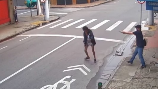 Video: un hombre mató de dos tiros a una mujer que le pidió limosna