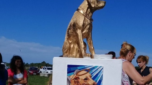 Inauguraron una estatua para "Rubio", el perro que fue brutalmente asesinado en Mar del Tuyú