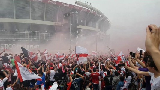 Una multitud de hinchas recibió a River en el Monumental