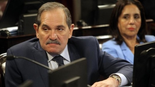 Alperovich pide licencia en el Senado tras la denuncia por violación de su sobrina