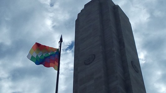 La bandera Whipala flamea en el Monumento a la Bandera en Rosario