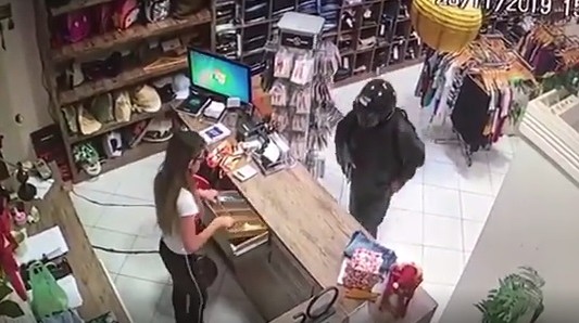 VIDEO: Simuló un robo para matar a la empleada de un comercio en Brasil