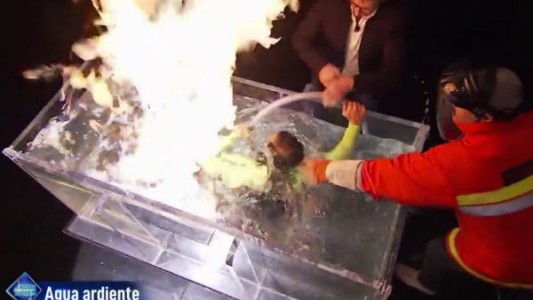 Video: tensión en la TV española por un experimento con fuego y "agua ardiente" en vivo