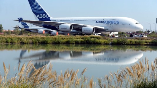 Cayó en su jardín una pieza de un avión: "investigación en curso"