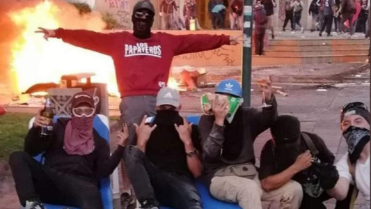 Videos: incendiaron y saquearon un hotel en Chile