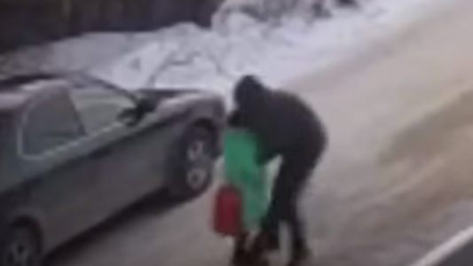 Video: el momento en el que un pedófilo intenta secuestrar a una nena de 9 años