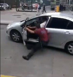VIDEO: arrastró y atropelló a un policía al evitar un control vehicular