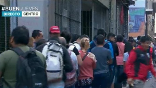 Desocupados hacen largas colas en la Secretaría de Trabajo para recibir el bono de $5.000