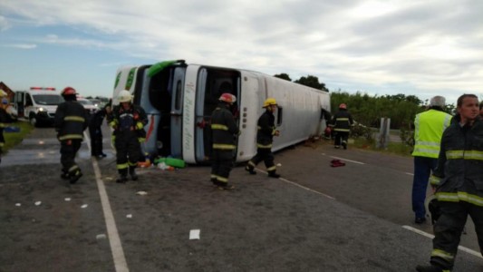 El chofer que volcó el micro en la Ruta 2 quedó aprehendido